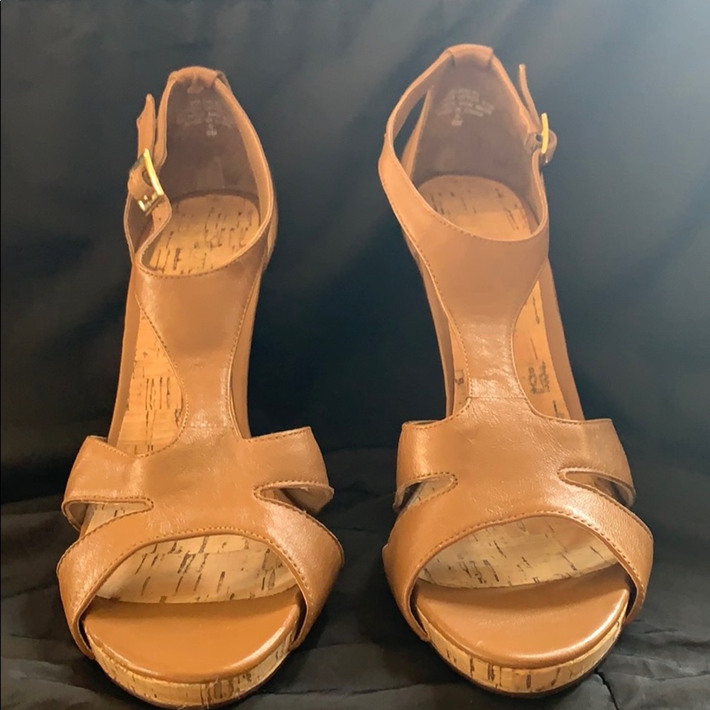 Nine West tan heals with cork arch